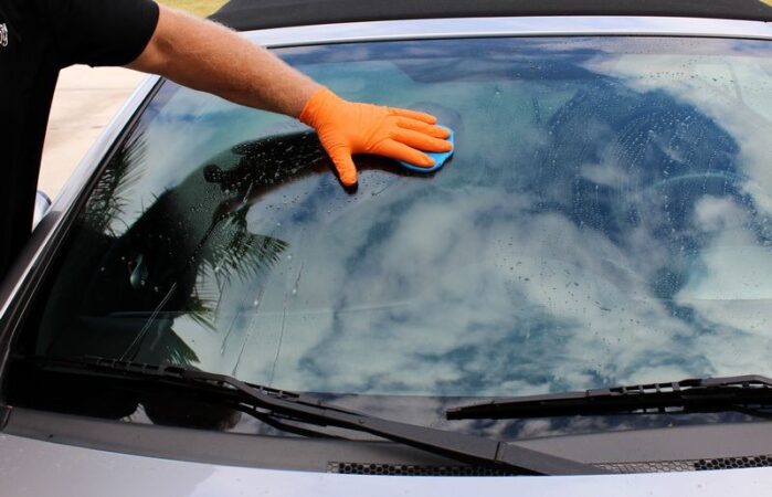 تجنب تنظيف الزجاج في ظروف حارة أو مشمسة